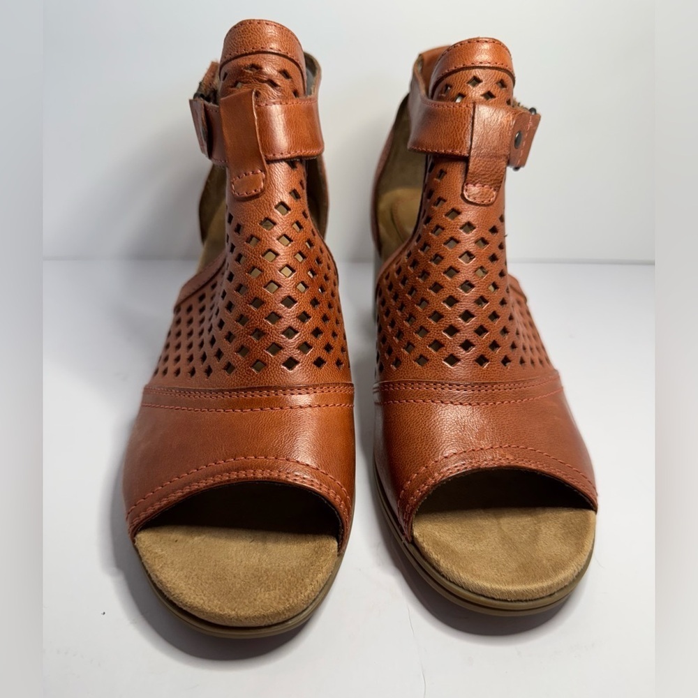 Cobb Hill Womens Hattie High Cuff Brown Sandals 8